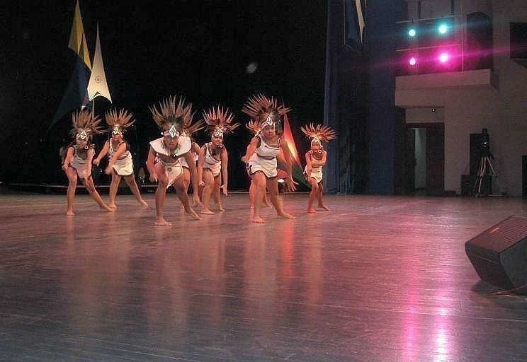 Grupo de danza durante la inauguración de Festival del Caribe en Santiago de Cuba. (Sergio Martínez)