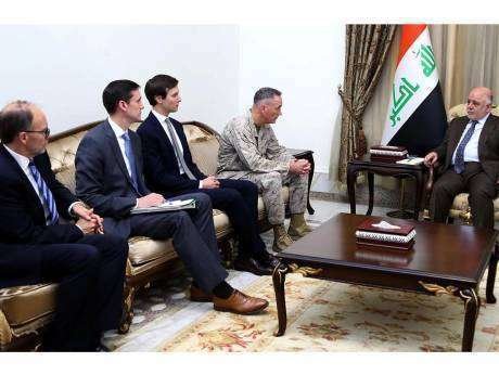 En la imagen de AFP la comitiva estadounidense junto al primer ministro de Irak.