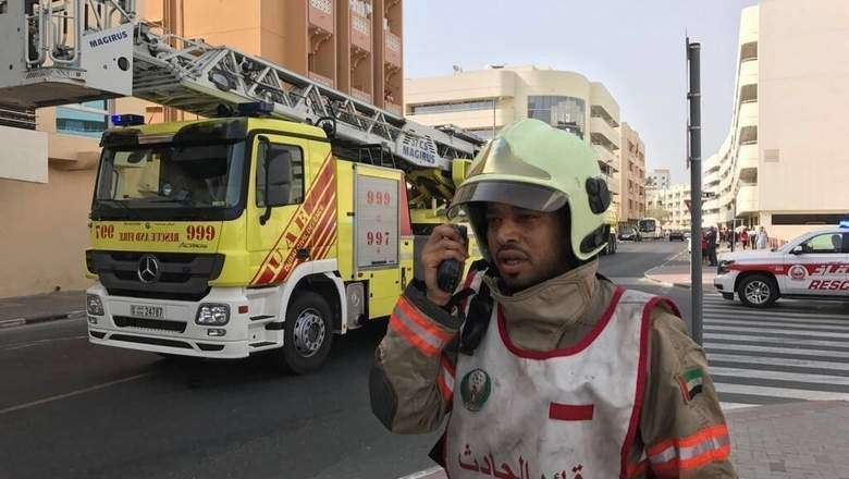 Uno de los bomberos que trabajaron en la extinción del incendio de Al Muraqabbat. (Khaleej Times)