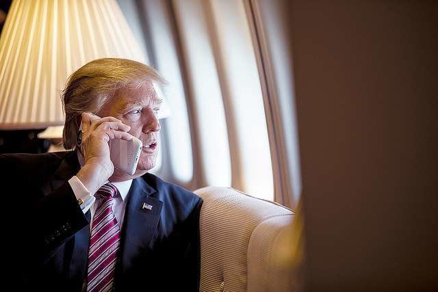 Donald Trump realiza una llamada telefónica durante un vuelo en el Air Force One. (The White House)