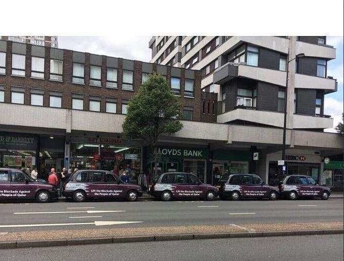 En la imagen una calle de Londres con los taxis mostrando la publicidad de Qatar.