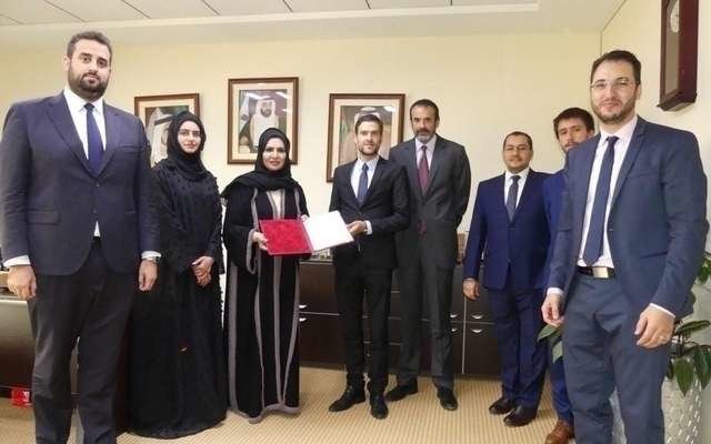 Foto de familia de la entrega de la acreditación en Emirates Towers de Dubai.