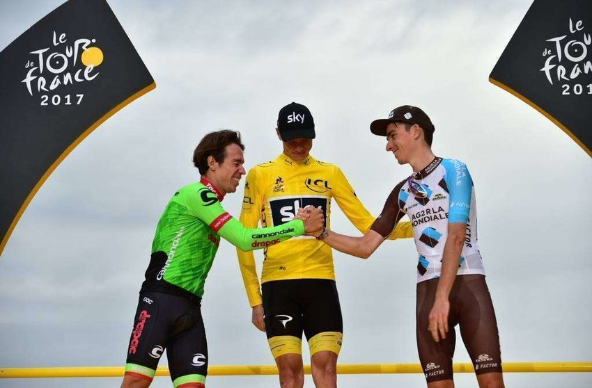 Rigoberto Urán, junto a Chris Froome y Romain Bardet, en el podio del Tour de Francia 2017. (@LeTour)