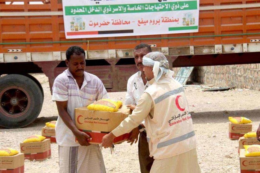 La Media Luna roja entrega un nuevo cargamento de ayuda alimentaria a familias de Hadramaut, en Yemen. (WAM)