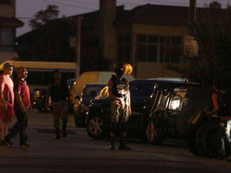 Policías en el exterior de la embajada de Israel en Ammán (Reuters)