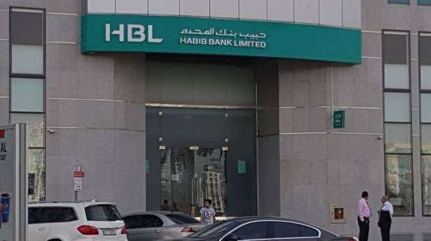 La entrada del banco de Sharjah atracado. (Gulf News)