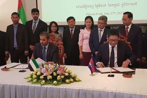 Saif Abdullah Al Shamsi y Sok Chenda Sophea firman el acuerdo bilateral entre Emiratos y Camboya. (WAM)