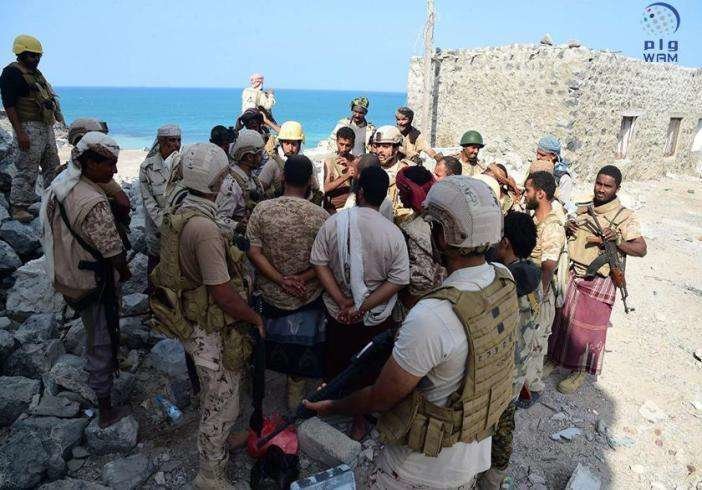 Soldados del Ejército de Yemen vigilan el puerto de Al Moca.