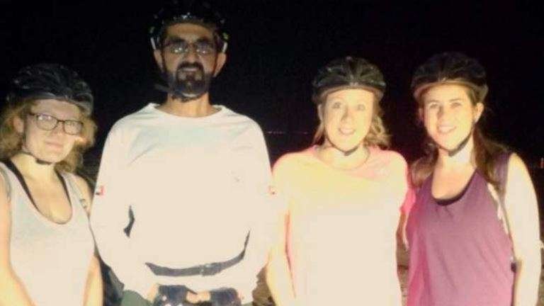 El jeque Mohammed junto a las ciclistas perdidas en la zona de Al Qudra.
