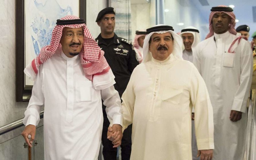 Foto de la Agencia de Noticias Saudí (SPA) del rey Salman bin Abdulaziz -izquierda- junto al rey de Bahrein. 
