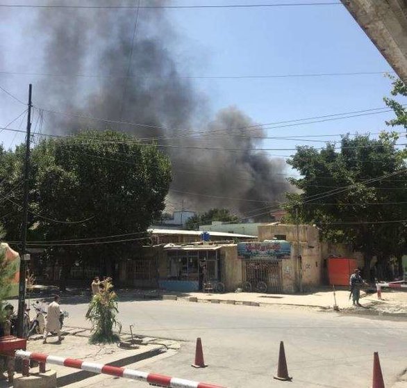 Una imagen de Twitter de la columna de humo en la Embajada de Irak en Kabul.