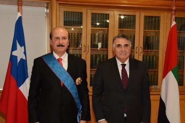 El embajador de EAU en Chile posa con la Gran Cruz de la Orden Nacional al Mérito.