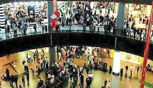 Numerosas personas en el interior de Dubai Mall. (EL CORREO)