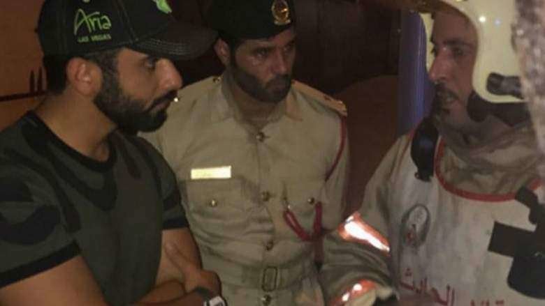 Sheikh Mansoor bin Mohammed bin Rashid Al Maktoum es informado por los responsables del operativo desplegado en el incendio de la Torre Antorcha.