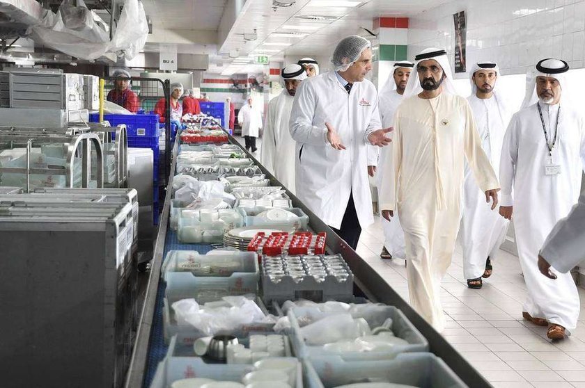 Sheikh Mohammed bin Rashid Al Maktoum durante su visita a las instalaciones de Emirates Flight Catering. (WAM)