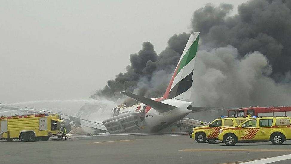 Equipos de emergencia ante el avión de Emirates accidentado el 3 de agosto de 2016. (Twitter)