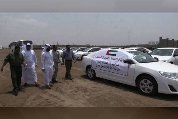 Emiratos ha entregado este martes un lote de vehículos a la Policía de Adén. (WAM)