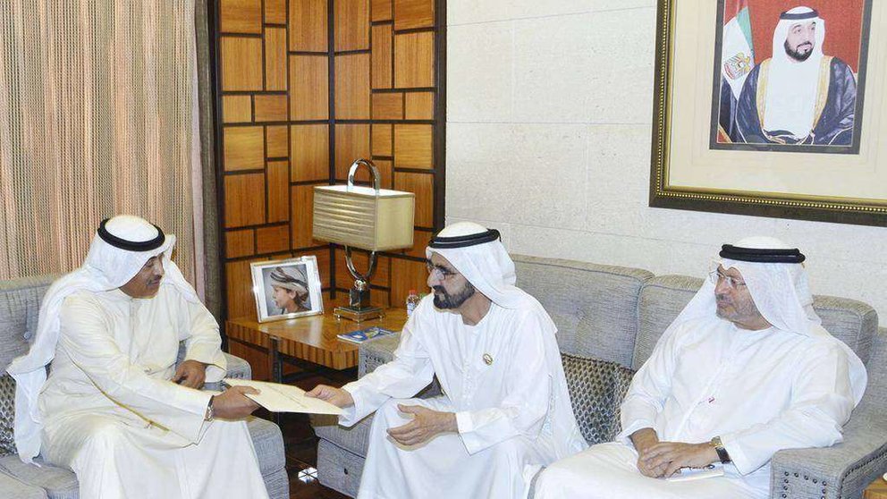 El ministro de Exteriores de Kuwait, Sabah Al Khaled, entrega una carta al vicepresidente de Emiratos,Sheikh Mohammed bin Rashid. (Agencia de Noticias Kuwaití)