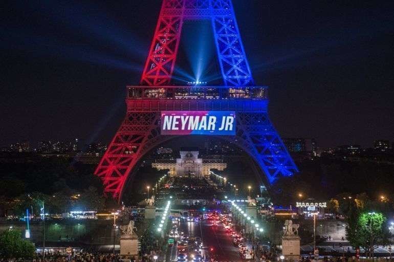 En la imagen de EFE, la Torre Eiffel alumbrada durante la presentación de Neymar.
