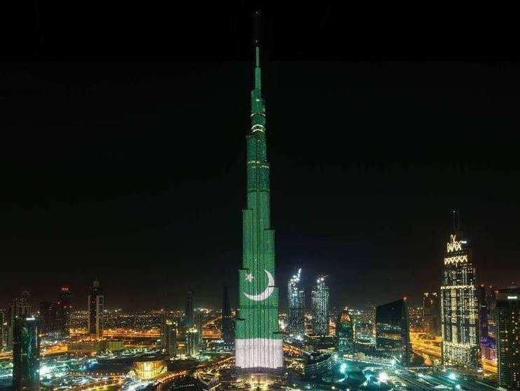 El Burj Khalifa decorado con la bandera de Pakistán.