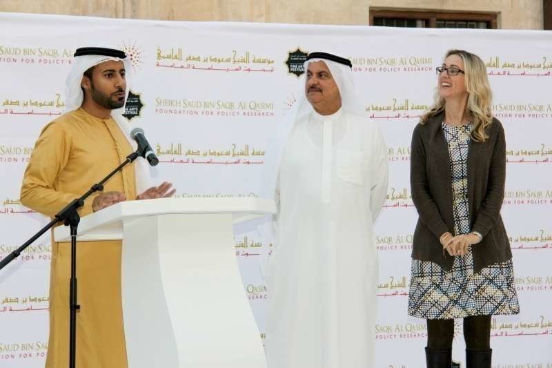  Suqrat bin Bisher, director del Festival de las Artes de Ras Al Khaimah, interviene en el acto en presecia del director del Museo del RAK y de la directora ejecutiva de la Fundación Al Qasimi. (EL CORREO)