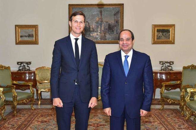 El presidente egipcio, Abdel Fattah al Sisi posa con Jared Kushner, este miércoles en el palacio presidencial de El Cairo. (AFP / PRESIDENCIA EGIPCIA)