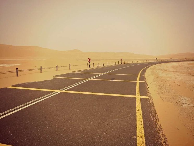 Solitaria carretera a la duna Moreed, una de las más altas del mundo, en el sur de Abu Dhabi. (EL CORREO)