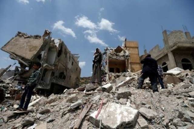 Yemeníes entre escombros de una casa en Saná. (AFP)