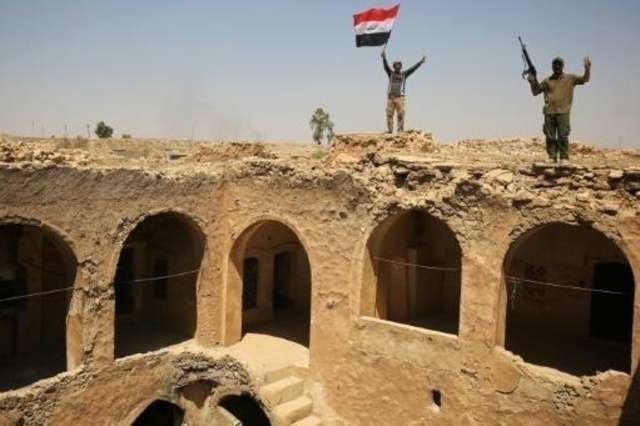 Combatientes iraquíes celebran la retoma de la ciudadela histórica de Tal Afar. (AFP)