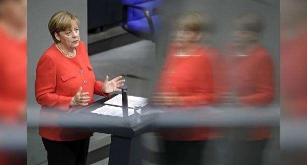 En la imagen de EFE, la canciller alemana Angela Merkel pronuncia su discurso ante el pleno del Bundestag en Berlín.