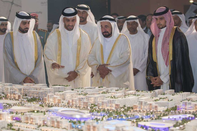 Sheikh Sultan bin Mohammed Al Qasimi contempla la maqueta del proyecto Aljada.