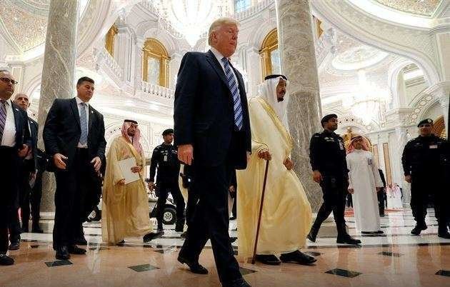 En la imagen de Reuters, el Rey Slaman y Donald Trump durante la visita de éste último a Arabia Saudita este año.