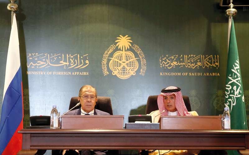 Los ministros de Exteriores de Rusia y Arabia Saudita durante su comparecencia en Jeddah.