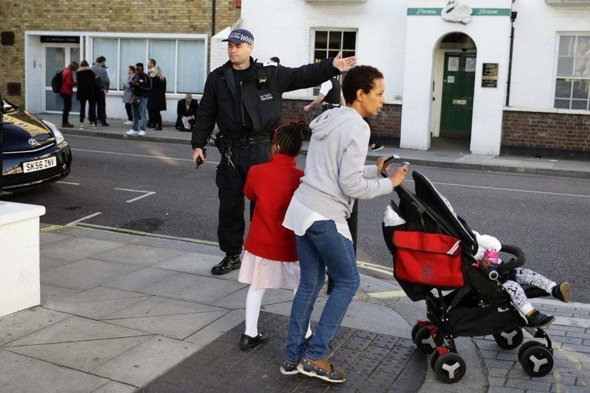 Un policía orienta a la población en la zona del atentado de Londres (Guardia Civil, Twitter)