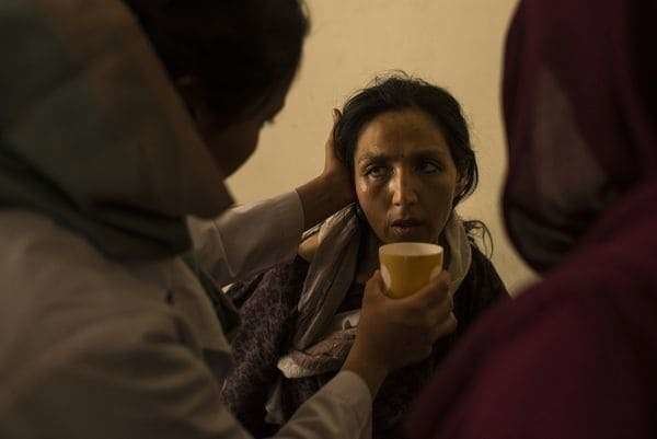 Una mujer en el Centro Nacional para el Tratamiento de la Adicción de Mujeres y Niños en Kabul. (Andrew Quilty / The Washington Post)