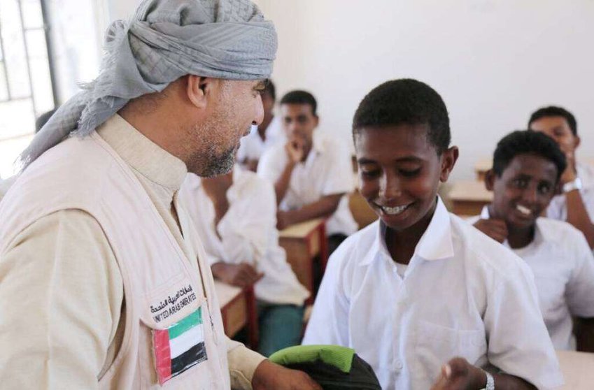 La Media Luna Roja de Emiratos entrega material escolar a niños en una escuela de Yemen.