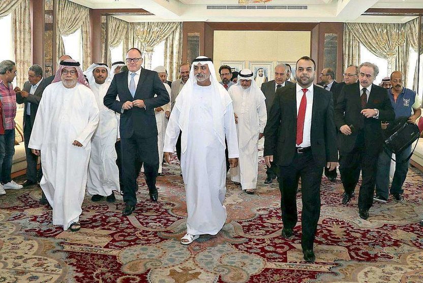 El jeque Nahyan bin Mubarak Al Nahyan, ministro de Cultura y Desarrollo del Conocimiento de Emiratos Árabes Unidos (EAU), junto a los participantes en las reuniones de la Oficina Permanente de la Unión de Escritores Árabes. (WAM)