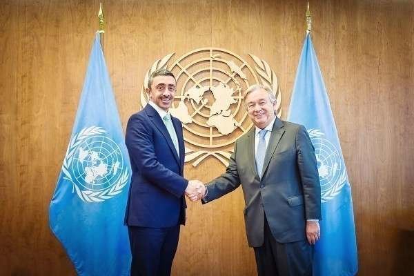 El ministro de Relaciones Exteriores de Emiratos, el jeque Abdullah bin Zayed, y el secretario general de la ONU, Antonio Guterres, estrechan sus manos. (Fuente externa)