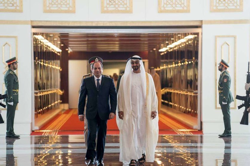 El presidente de Egipto, Abdel Fattah El Sisi, y el jeque Mohammed bin Zayed, este lunes en Abu Dhabi.