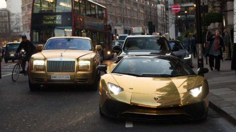 Varios de los coches bañados en oro que han sido vistos en Londres. (Twitter)