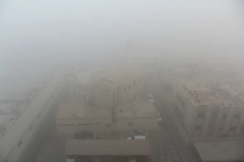 Intensa niebla sobre Ras Al Khaimah City en la mañana del jueves. (EL CORREO)