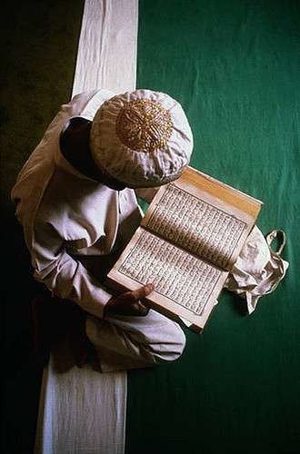 Un musulmán leyendo los textos sagrados. (Menj, Flickr)