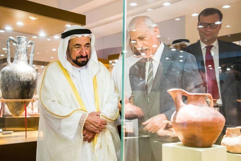  Sheikh Sultan bin Mohammed Al Qasimi recorre la exposición '40 años de cooperación arqueológica emiratí-francesa'.