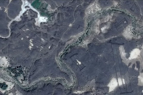Vista por satélite de la zona de Arabia donde se han encontrado los muros de piedra. (Google Earth)