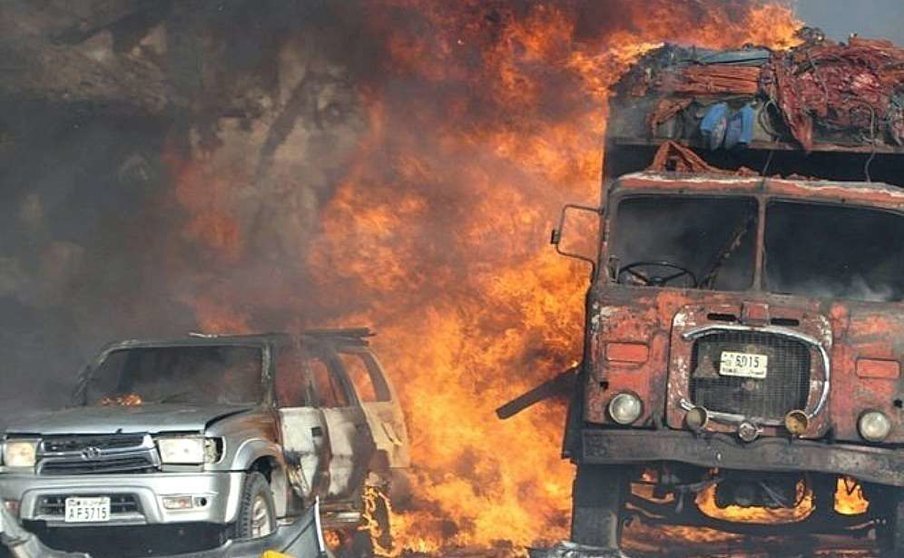Impactante imagen de la explosión de un camión bomba en el atentado de Mogadiscio. (@AlejandraJara_ )