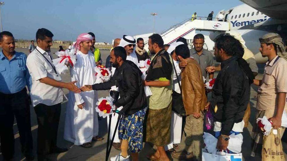 Los ciudadanos yemeníes que han sido tratados de sus heridas a cargo de Emiratos, a su llegada a Adén.