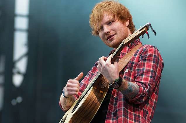 Ed Sheeran tocando la guitarra. (Billboard)