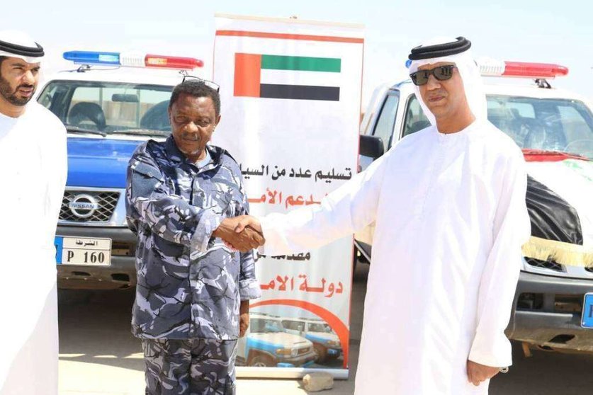 Entrega del lote de vehículos emiratíes a las fuerzas de seguridad de Hadramaut.