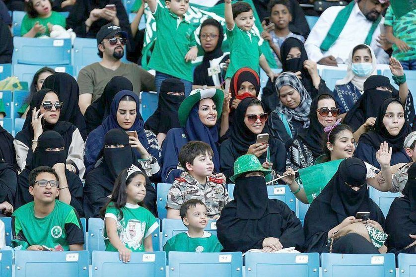 En la imagen de Reuters, las mujeres saudíes por primera vez en un estadio de fútbol.