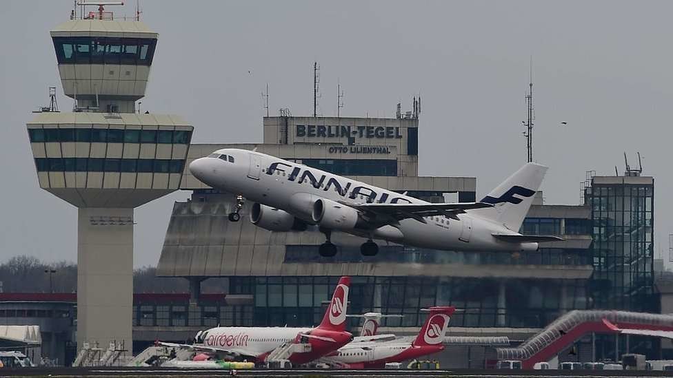 Un avión de Finnair en un aeropuerto alemán.